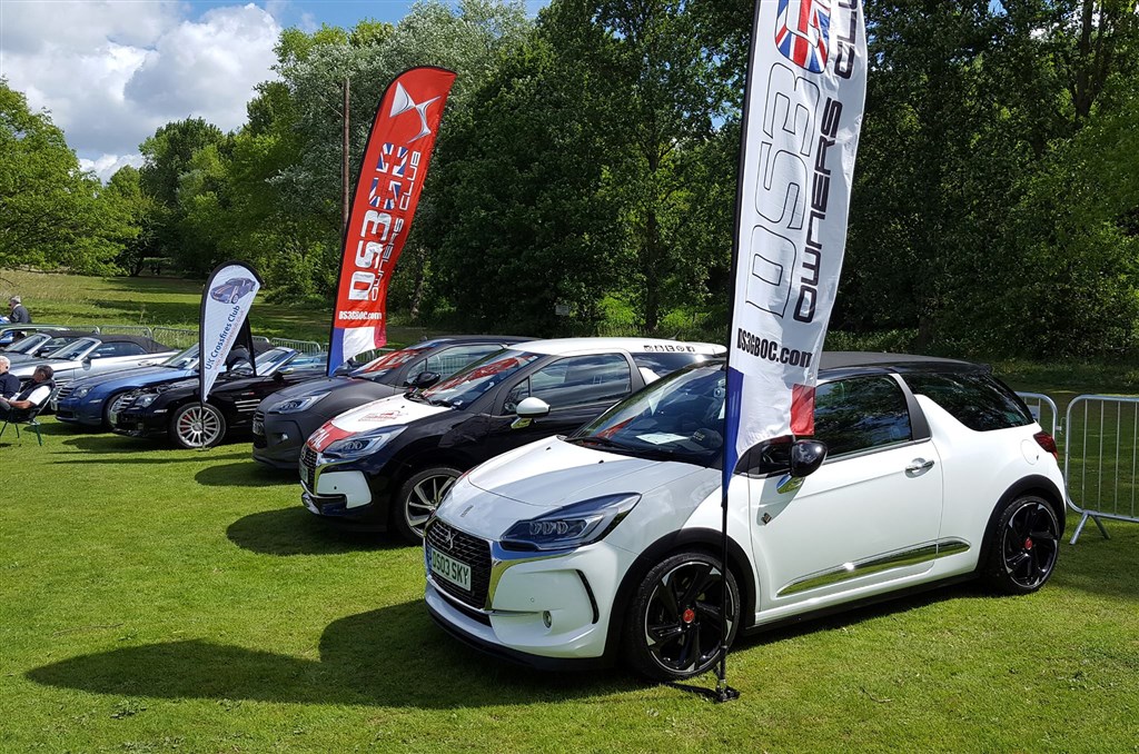 Ved Grand Prix Danmark kommer DS3 klubber fra Danmark, Tyskland og England på besøg. Her er et par af de britiske biler fra DS3 GB Owners Club.
(Foto: Martin Clews)